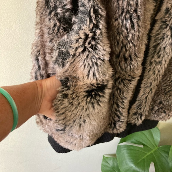 Faux Fur Vest - Picture 2 of 5
